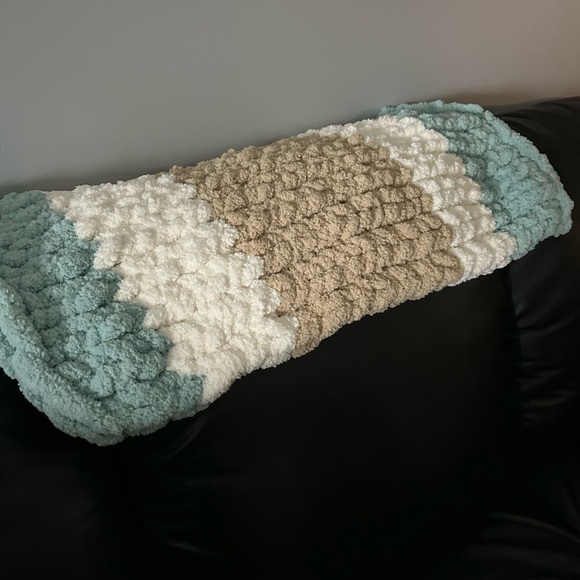 Handmade chunky knit tri coloured pet bed. Mint, cream and tan coloured. - Picture 4 of 10